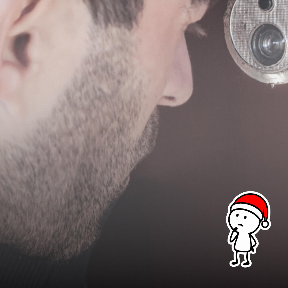 Ein Mann schaut aus nächster Nähe durch einen Türspion. Unten rechts steht eine kleine gezeichnete Weihnachtsfigur mit roter Mütze, die fragend schaut.
